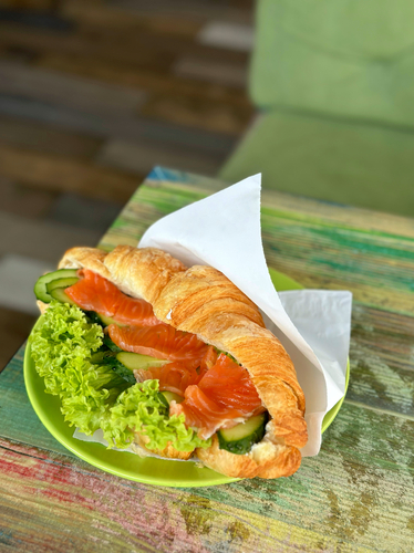 Круасан з лососем